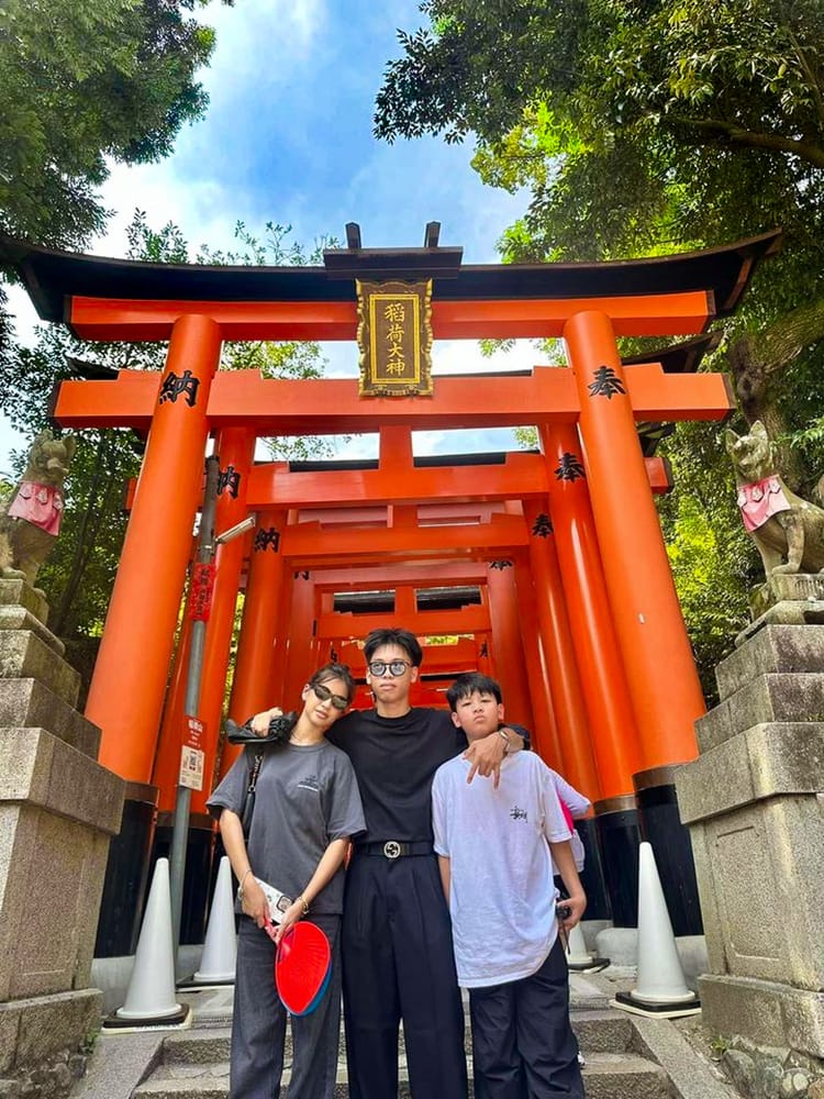 An Avian family at the Fushimi Inari shrine gates in Kyoto, Japan
