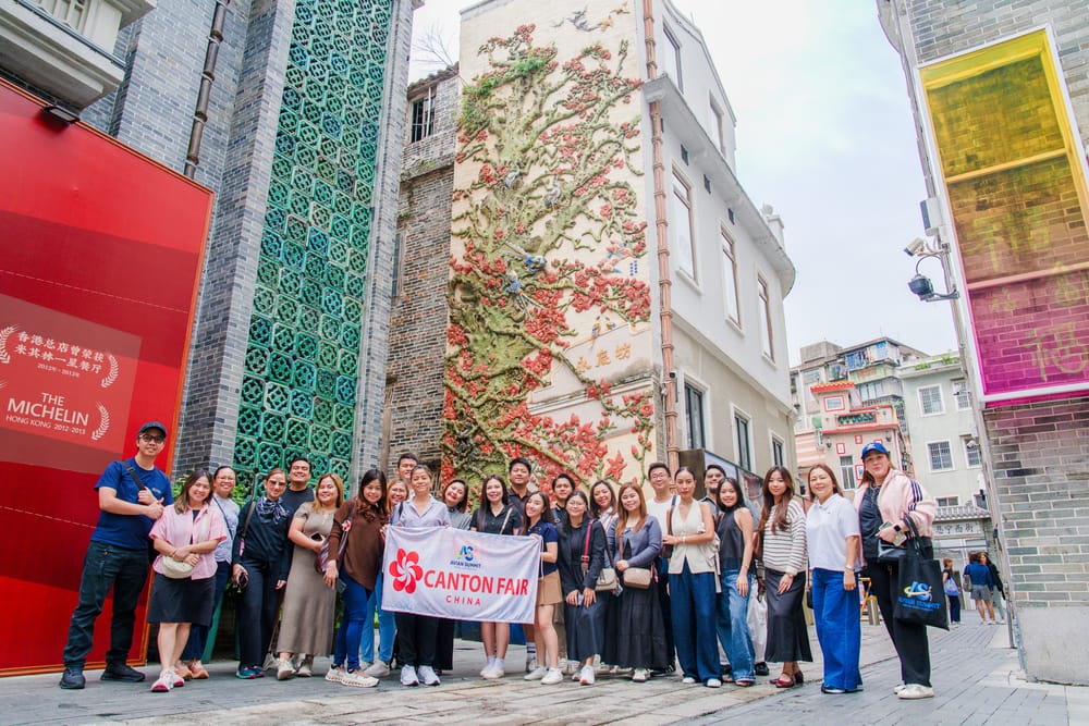 An Avian Canton Fair group sightseeing in China